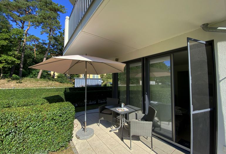 bestuhlte Terrasse mit Gartenanteil bestuhlte Terrasse mit Gartenanteil