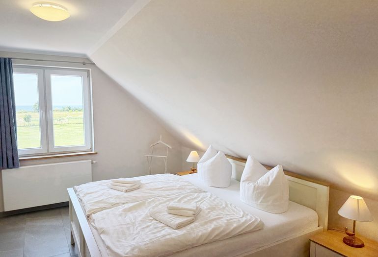 Schlafzimmer mit Doppelbett und Nachttischkonsolen Schlafzimmer mit Doppelbett und Nachttischkonsolen