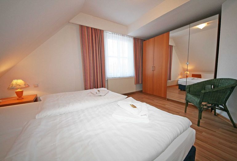 1. Schlafzimmer mit großem Kleiderschrank