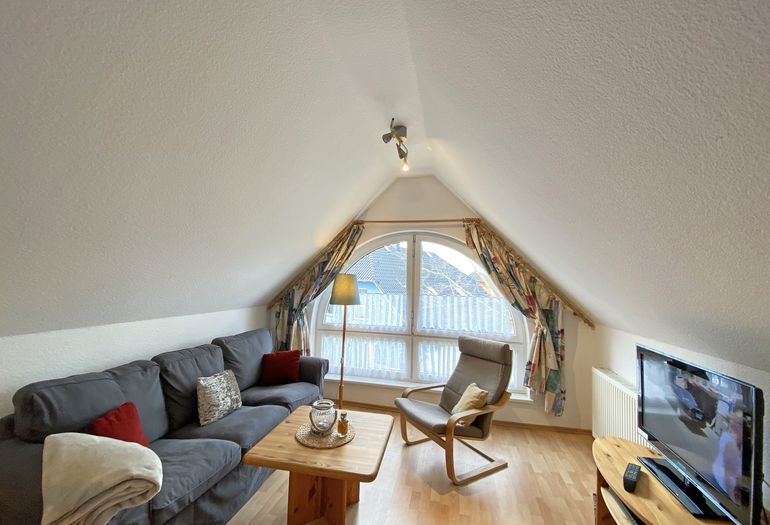 gemütliche Couch mit TV