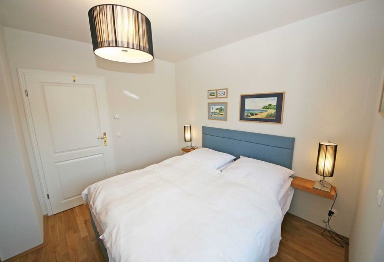 Schlafzimmer mit Doppelbett
