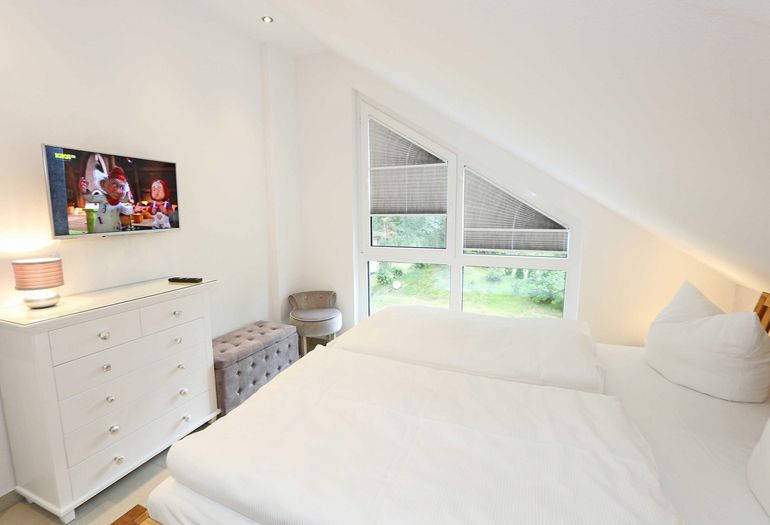 2. Schlafzimmer mit TV