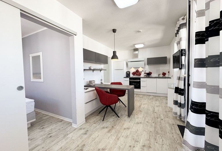 offene Küchenzeile mit Esstisch und Stühlen