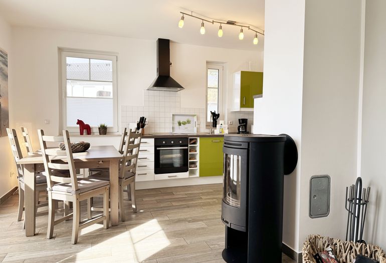 Essbereich mit Küchenzeile und Kamin