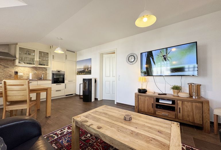 gemütlicher Wohnbereich mit Smart-TV