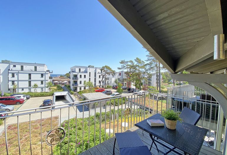 bestuhlter Balkon in ruhiger Lage