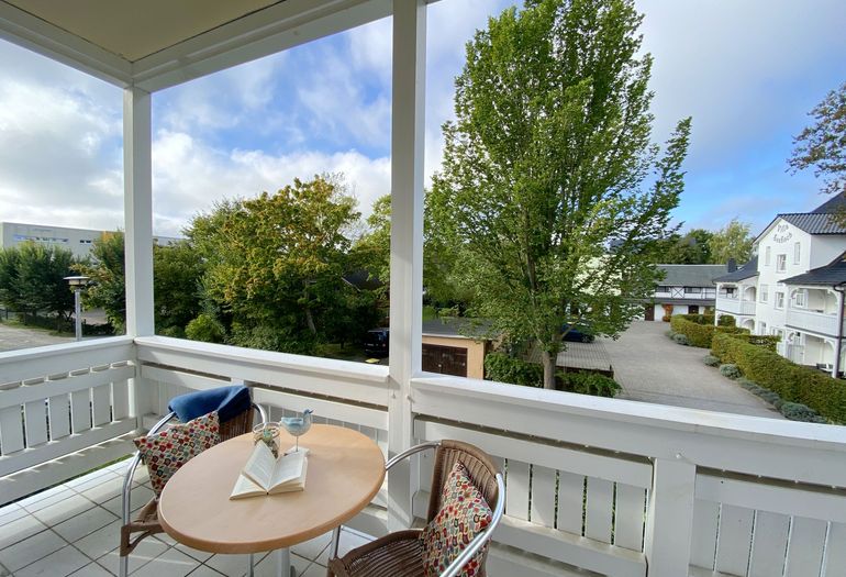bestuhlter Balkon mit Blick ins Grüne