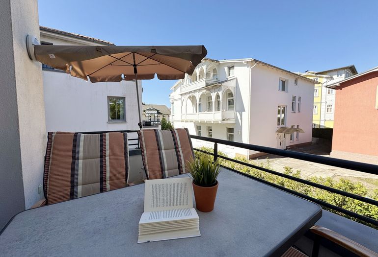 bestuhlter Balkon