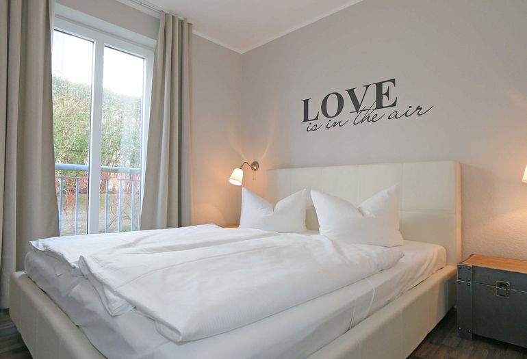 Schlafzimmer mit Doppelbett