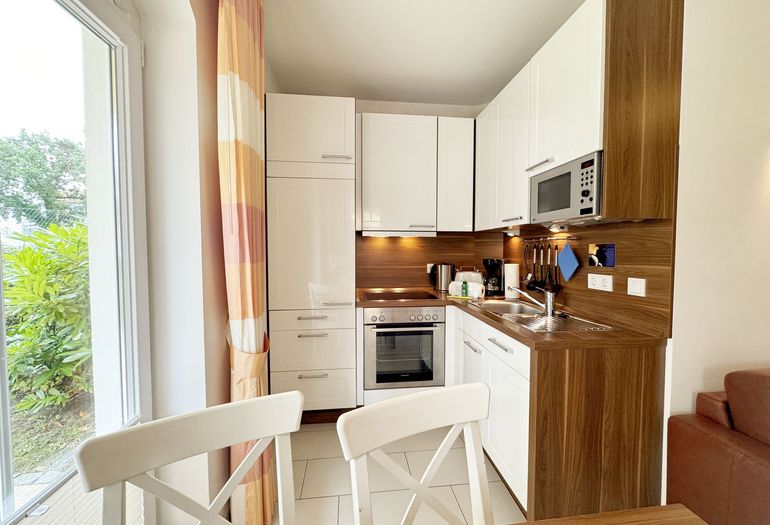 Küchenzeile mit Backofen