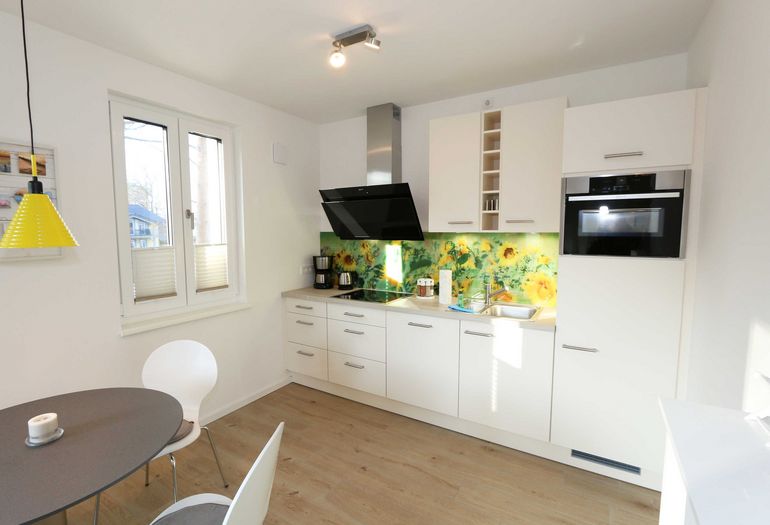 Küchenzeile mit Backofen