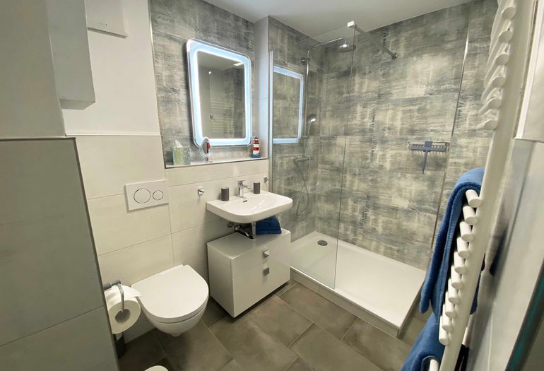 Badezimmer mit Waschbecken Badezimmer mit Waschbecken