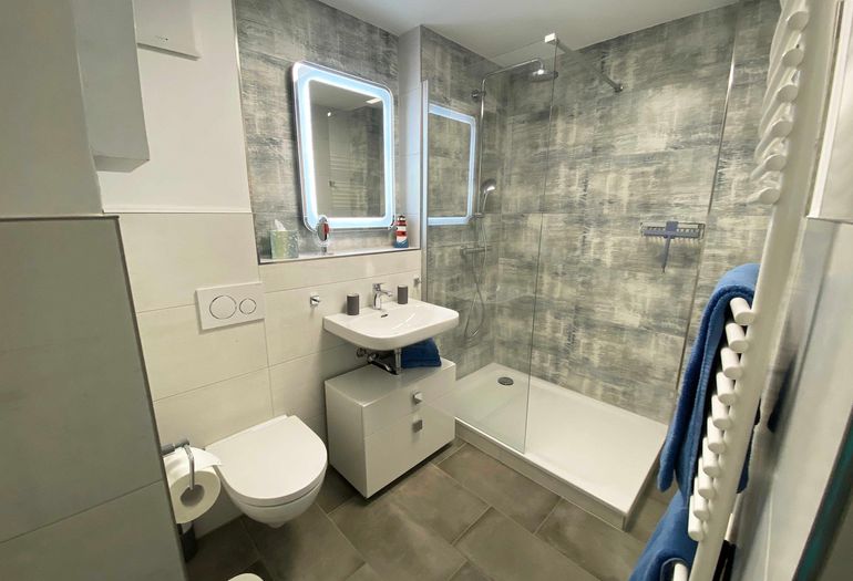 Badezimmer mit Waschbecken