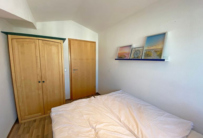 2. Schlafzimmer mit Kleiderschrank 2. Schlafzimmer mit Kleiderschrank