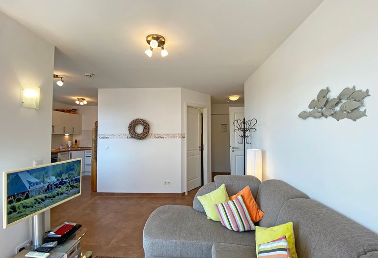 Wohnzimmer mit Blick zum TV