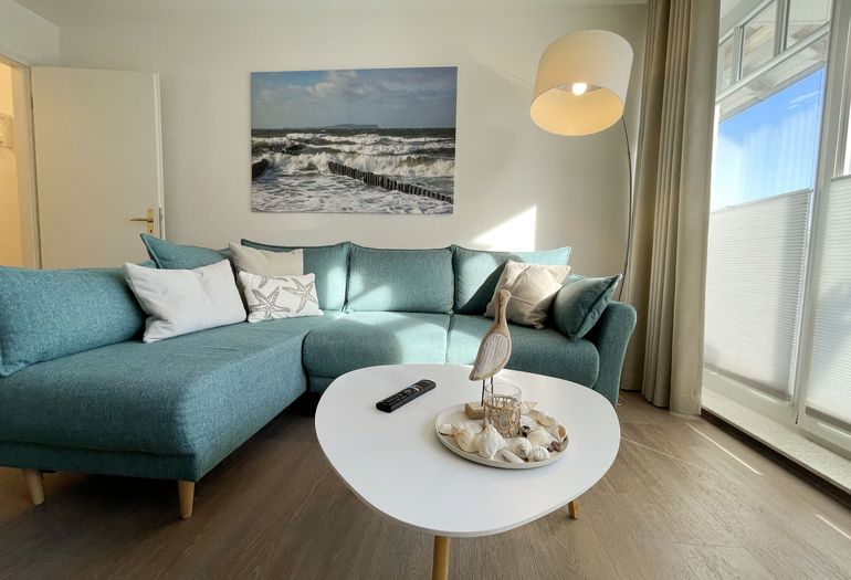 Wohnzimmer mit gemütlicher Couch