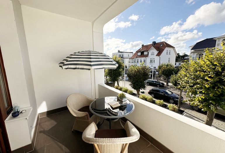 bestuhlter Balkon mit Sonnenschirm bestuhlter Balkon mit Sonnenschirm