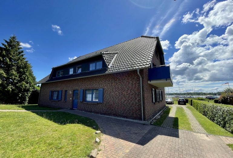 Blick vom Parkplatz zum Haus Blick vom Parkplatz zum Haus