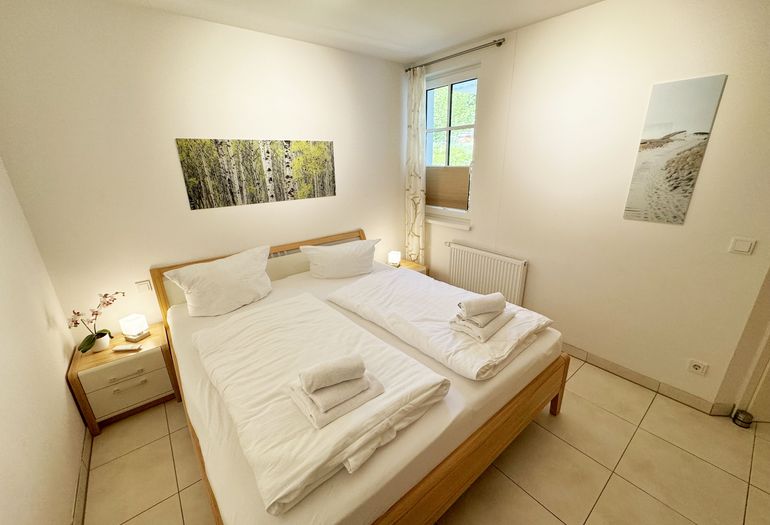 Schlafzimmer mit Doppelbett