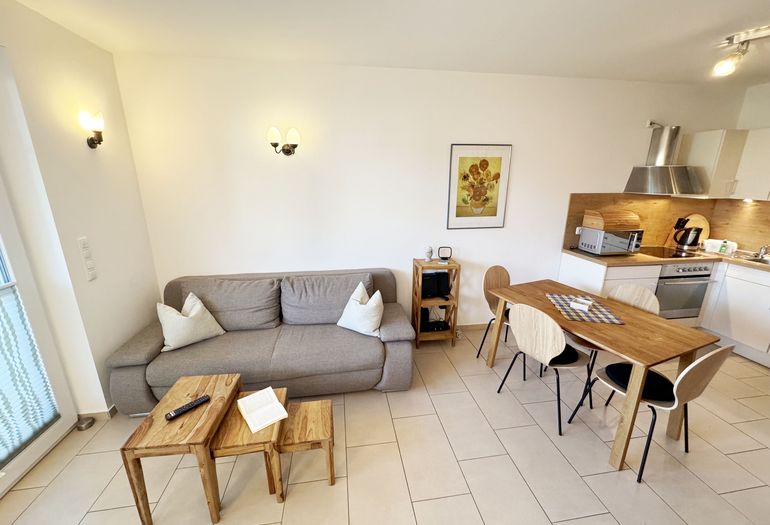 gemütlicher Wohn-und Essbereich mit Couch