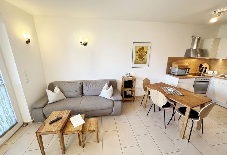 gemütlicher Wohn-und Essbereich mit Couch gemütlicher Wohn-und Essbereich mit Couch