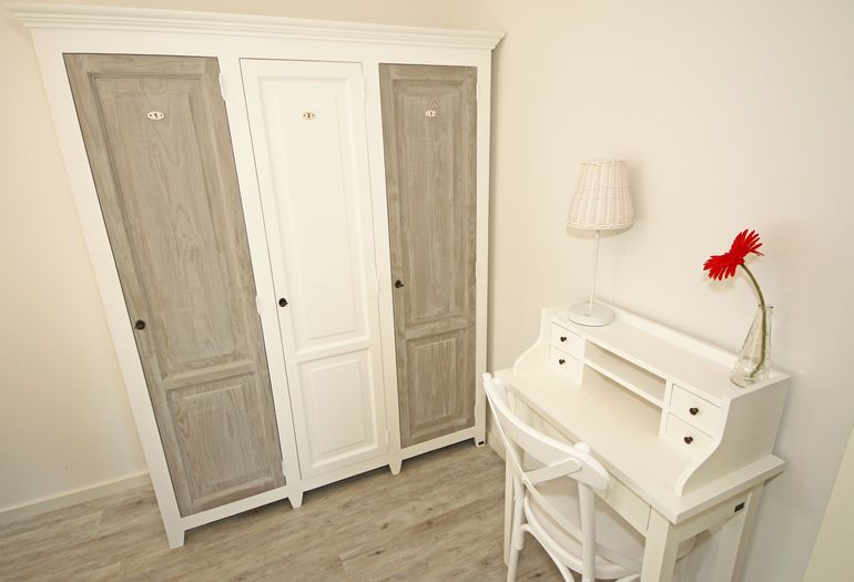 Kleiderschrank und ein Schreibtisch