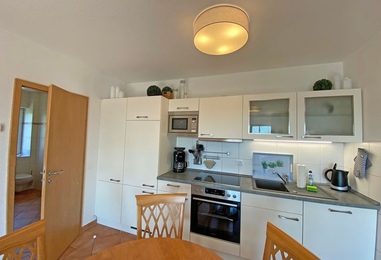 Küchenzeile mit Esstisch