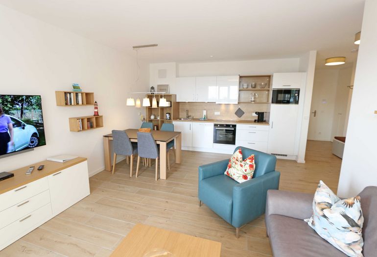 Wohnzimmer mit Ess- und Kochbereich