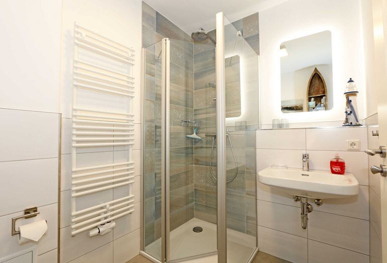 Badezimmer mit Waschbecken Badezimmer mit Waschbecken