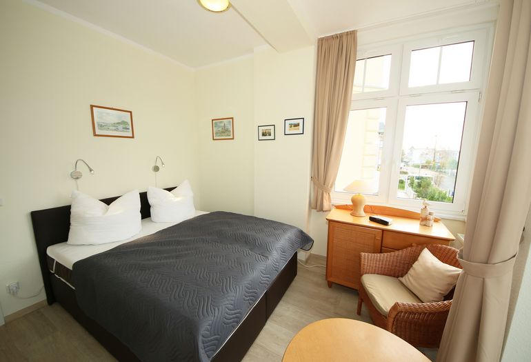 2. Schlafzimmer mit Kleiderschrank