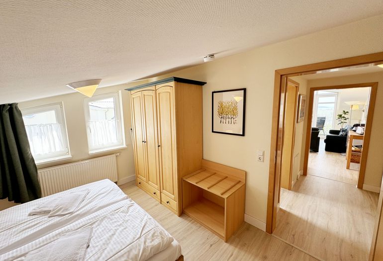 Schlafzimmer mit Blick in den Wohnbereich