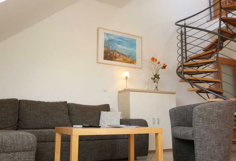 Wohnbereich mit moderner Couch Wohnbereich mit moderner Couch