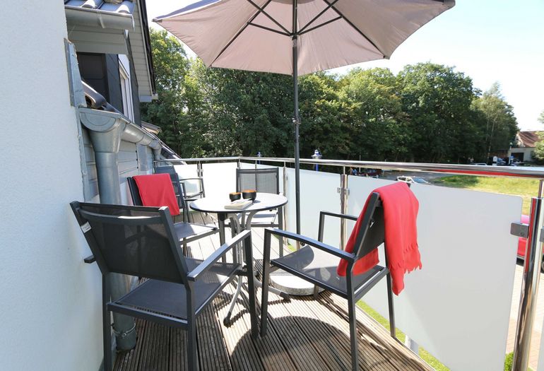 bestuhlter Balkon in ruhiger Lage bestuhlter Balkon in ruhiger Lage