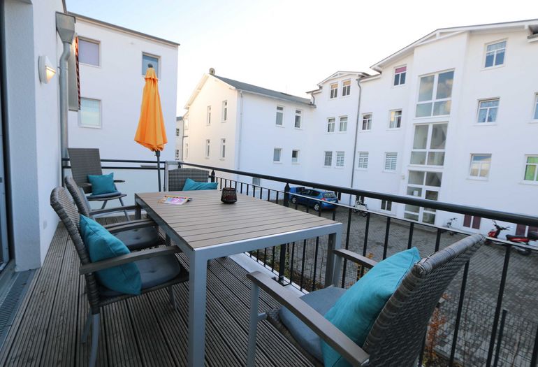 bestuhlter Balkon in ruhiger Lage bestuhlter Balkon in ruhiger Lage