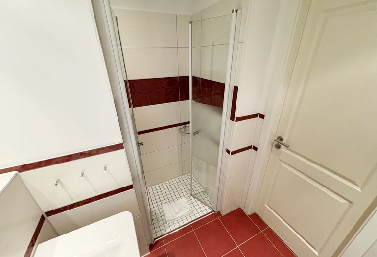 Badezimmer mit ebenerdiger Dusche