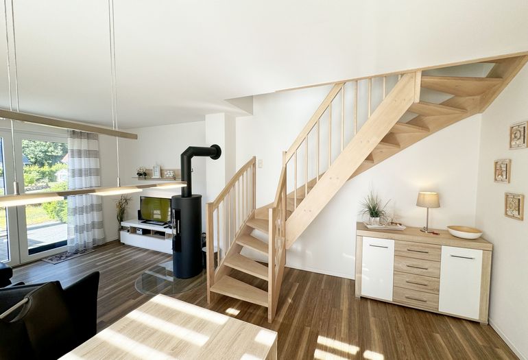 Wohnbereich mit Zugangstreppe in die 1. Etage