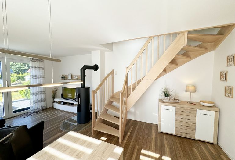 Wohnbereich mit Zugangstreppe in die 1. Etage Wohnbereich mit Zugangstreppe in die 1. Etage