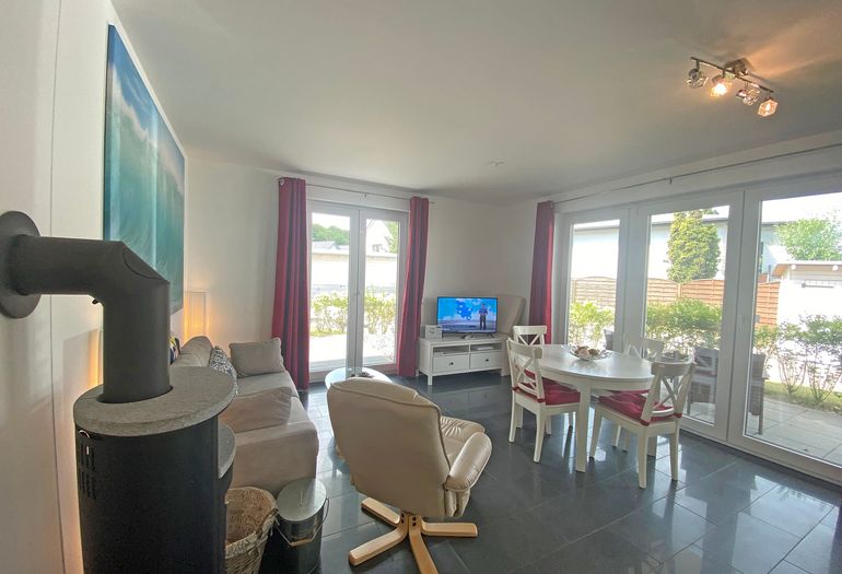 Wohnzimmer mit Kamin und Relax Sesel