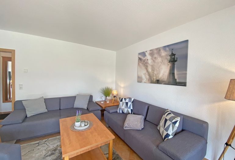 Wohnzimmer mit großer Couch
