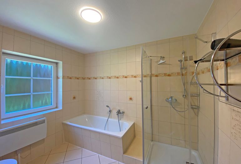 Badezimmer mit Dusche und Badewanne