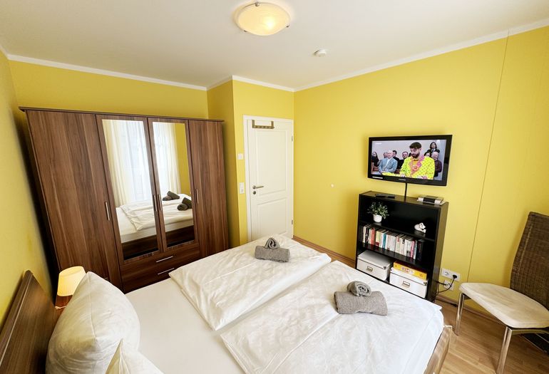 Schlafzimmer mit TV