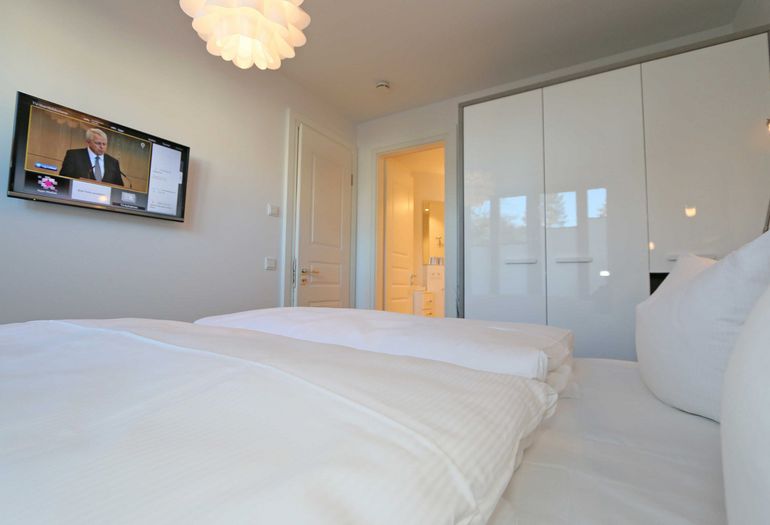 Schlafzimmer mit Doppelbett und Kleiderschrank