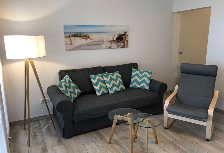 Wohnzimmer mit Relax Sessel und Stehlampe