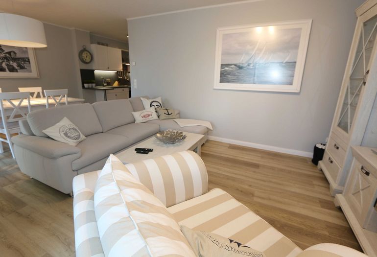 Wohnbereich mit angrenzender Küche