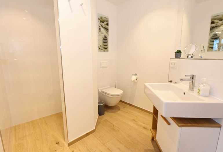 kleines Badezimmer mit Waschbecken
