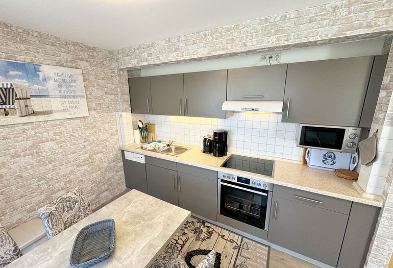 Küchenzeile mit Backofen