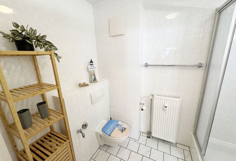 Badezimmer mit WC und Dusche