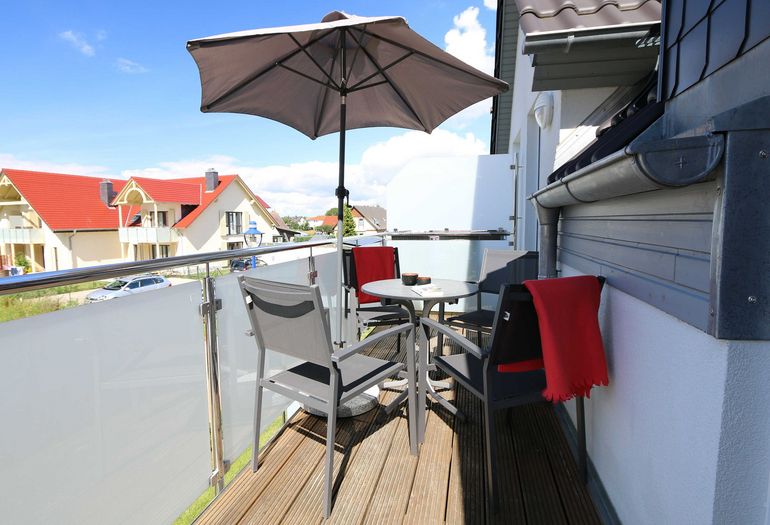 bestuhlter Balkon mit Sonnenschirm