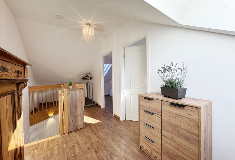 Flurbereich im Obergeschoss mit Kommode Flurbereich im Obergeschoss mit Kommode