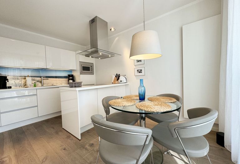 Haus Meeresblick A 4.03 Urlaubsglück -Esstisch mit Küchenzeile Haus Meeresblick A 4.03 Urlaubsglück -Esstisch mit Küchenzeile